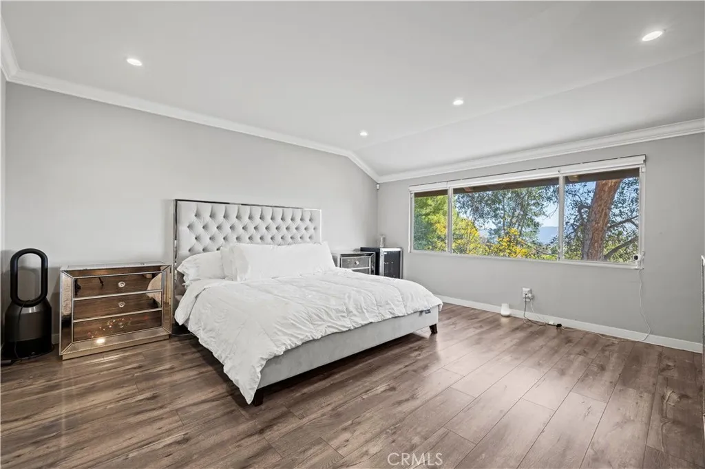 9778 Via Roma, Burbank, California 91504 home-pic-19